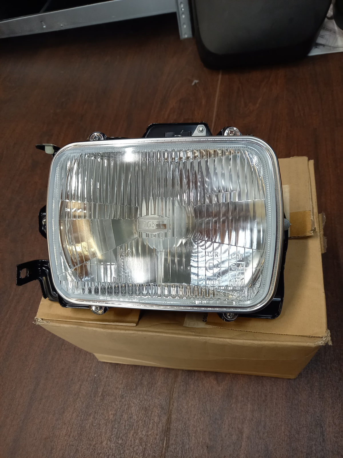 GM Isuzu Pick-up,Chev,Holden Right Headlamp 97039808 NEW GENUINE OE